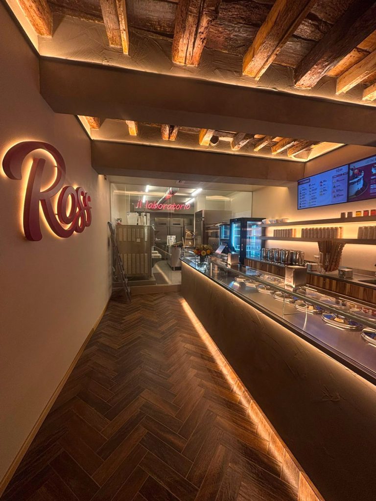 ROSS-gelateria-artiogianale-Lake-Como-negozio-Via-Domenico-Fontana-27